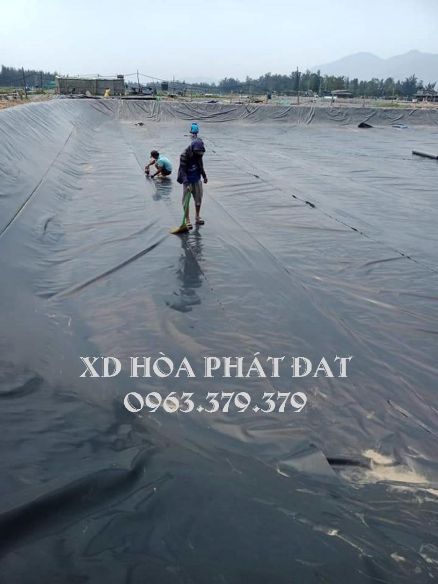 Hình ảnh : thi công lót bạt HDPE chống thấm nước Hòa Phát Đạt